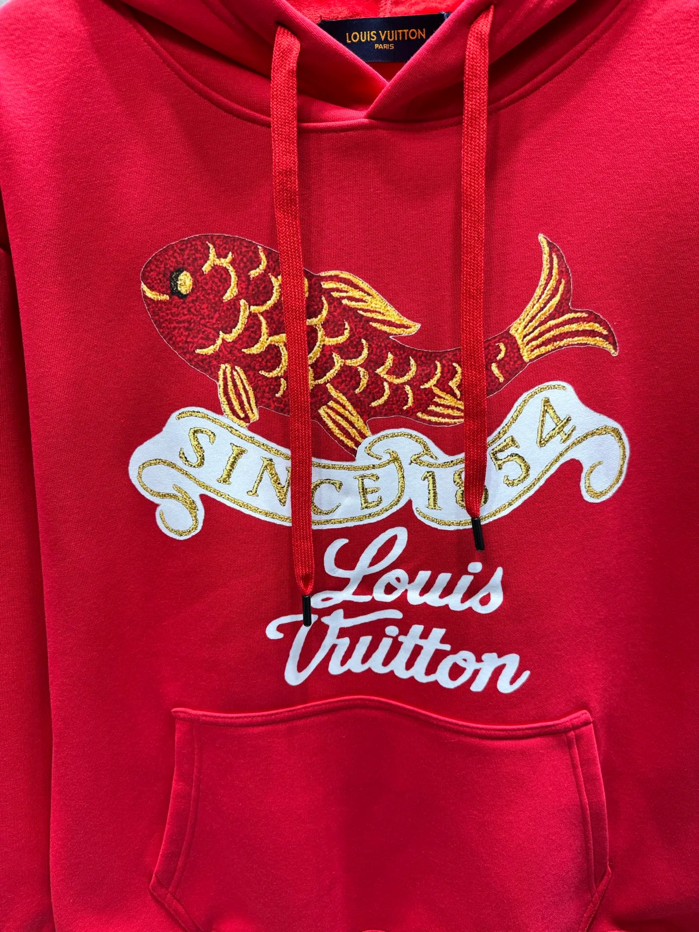 🅿️280 Louis Vuitton Louis Vuitton 25* New Year's model 1V carp on the chest with logo small letters on the back rainbow trout hooded sweatshirt 400g pure cotton ➕ silver fox velvet I have been paying attention to the environmental changes of rivers and oceans for a long time. In order to attract more people's attention and participate in conservation actions, Bata has developed many product lines with the theme of protecting the environment. The carp series is definitely Louis' best-selling style and is used for spring and summer products. It can account for half of spring and summer sales. It is a classic basic style that must be purchased in spring and summer. Home Water Trout Flying fish print sweatshirt. The flying fish plus letter printing on the front and rear panels is printed with environmentally friendly special recycled raw materials. It is not easy to crack. It is breathable and comfortable. The threads are dyed in the same vat. It has been pre-shrunk to distinguish the market currency. The density of the whole garment is precise. The details are carefully controlled. The daily loose version. The style is comfortable and durable. Natural and casual. It can be worn alone or as a layer. Gender-neutral wearing experience. Simple style but recognizable from the front and back. The upper body has the tone of an outdoor trendy person. When outdoor camping is popular, no one can miss this wave of fashion.